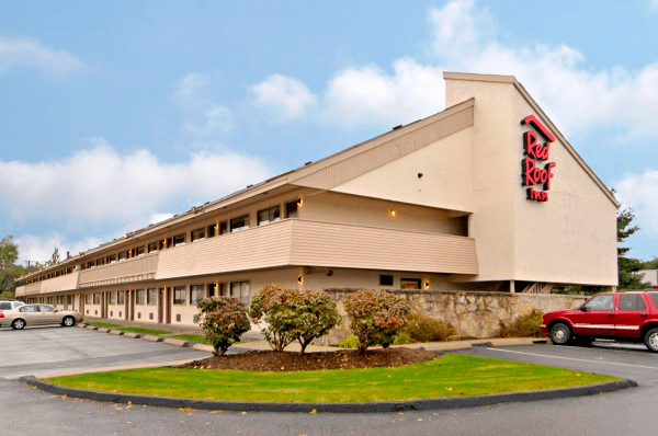 Red Roof Inn - one of the hotel chains for pets, where pets stay for free!